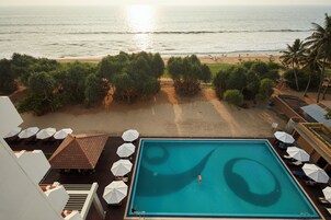 2 piscinas al aire libre, sombrillas, sillones reclinables de piscina