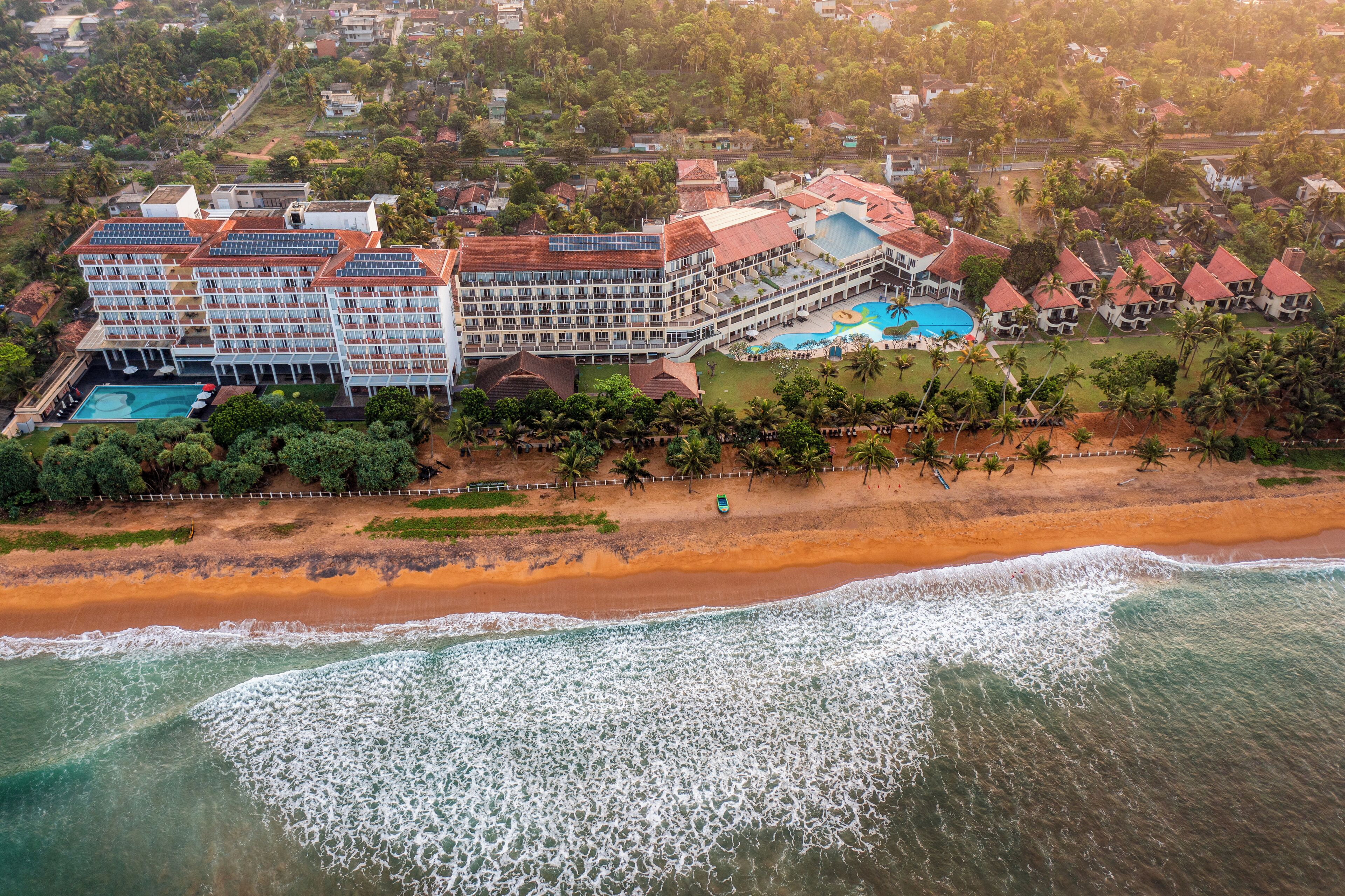 Plage, chaises longues, parasols