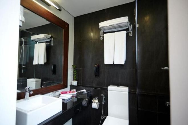 Toalettartikler (inkludert), hårføner, badekåper og tøfler