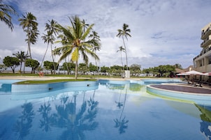 2 piscinas externas, funciona das 7h às 19h, guarda-sóis