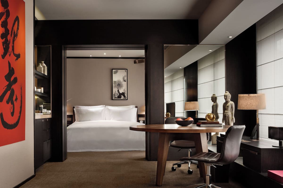 Bộ đồ giường cao cấp, minibar, két bảo mật tại phòng, bàn 