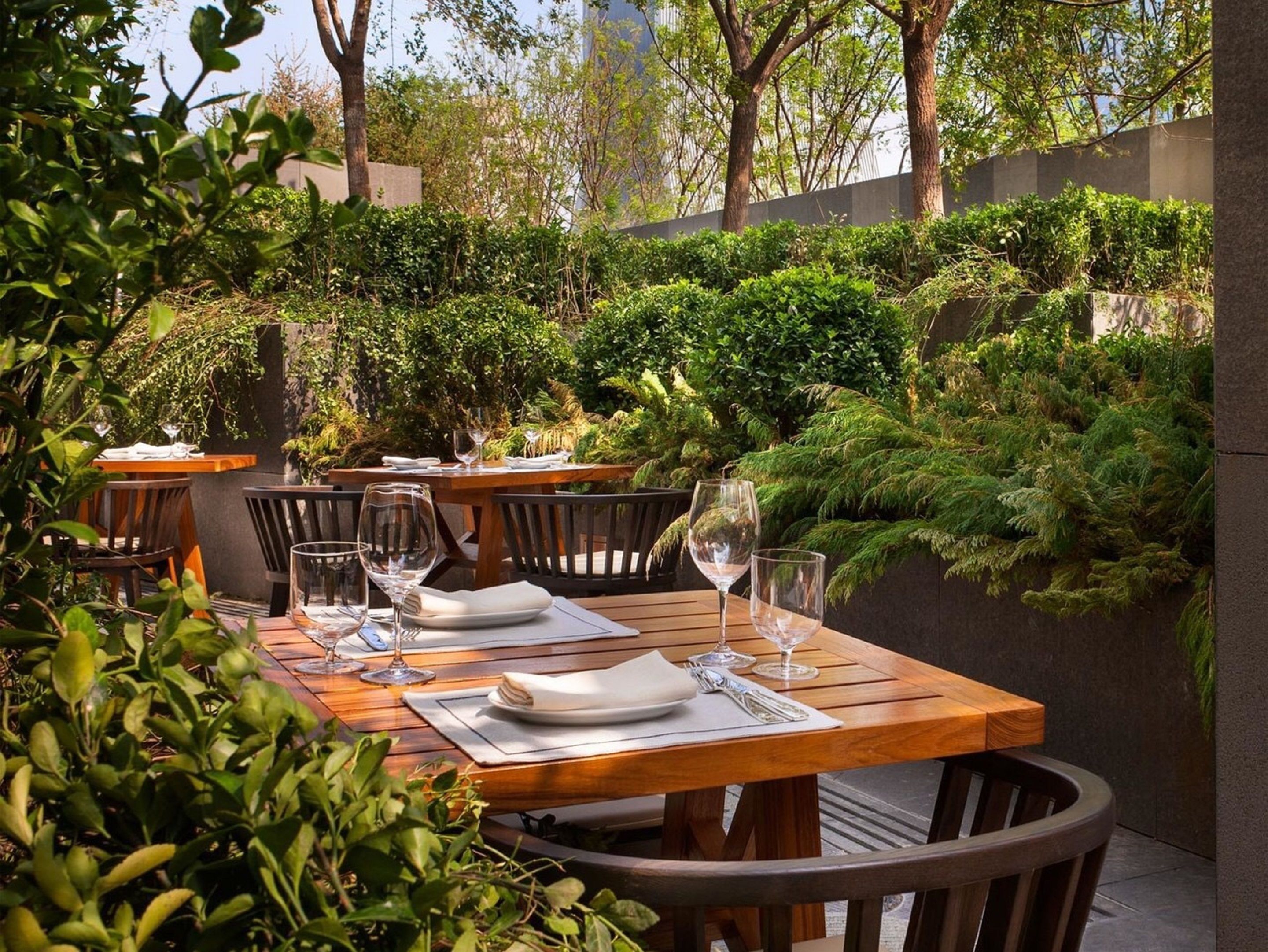 6 restaurants, breakfast, lunch, dinner served; international cuisine