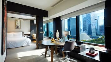 Suíte, 2 quartos, quartos conectados (Panorama View) | Roupas de cama premium, frigobar, cofres nos quartos, escrivaninha