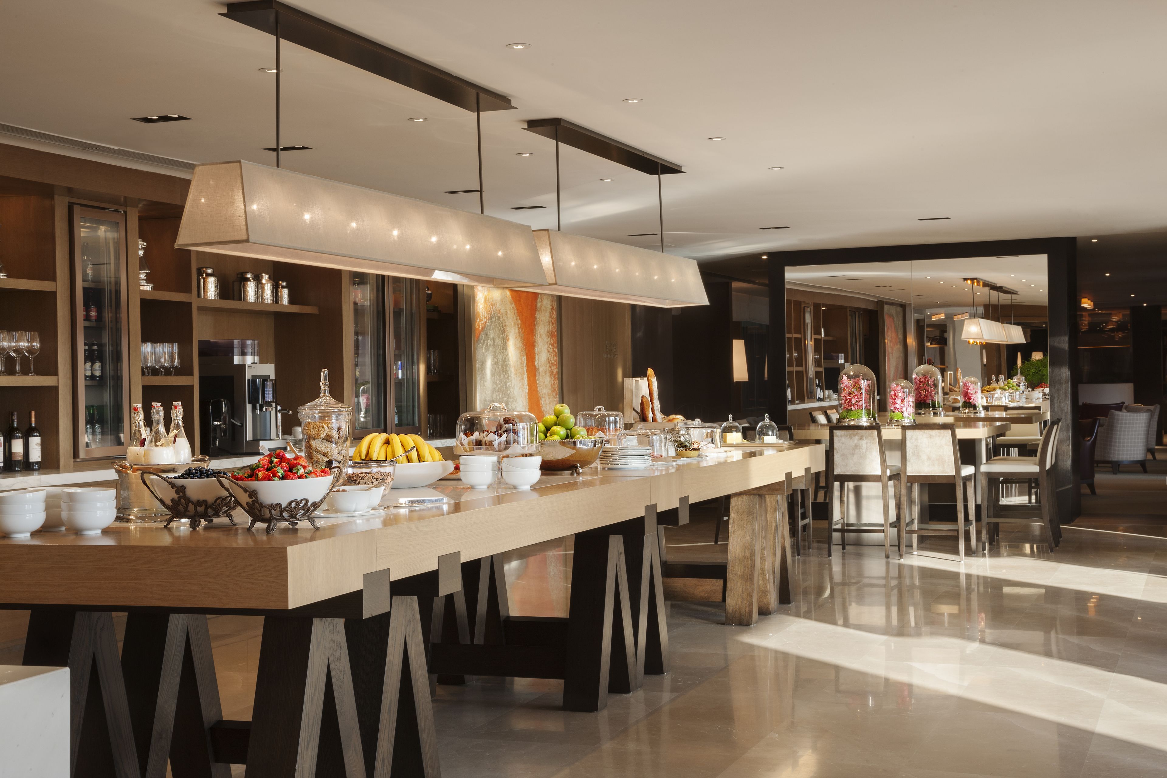 Une cuisine moderne dotée d’un grand îlot central, équipé de divers appareils et proposant une grande variété d’aliments.