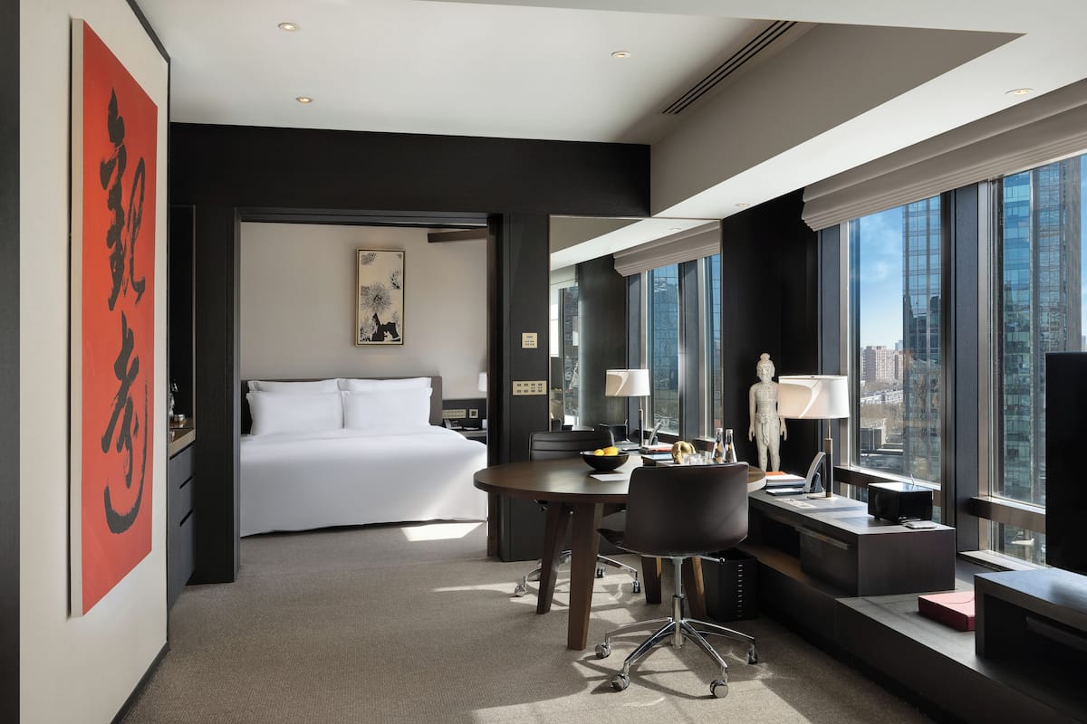 Bộ đồ giường cao cấp, minibar, két bảo mật tại phòng, bàn 