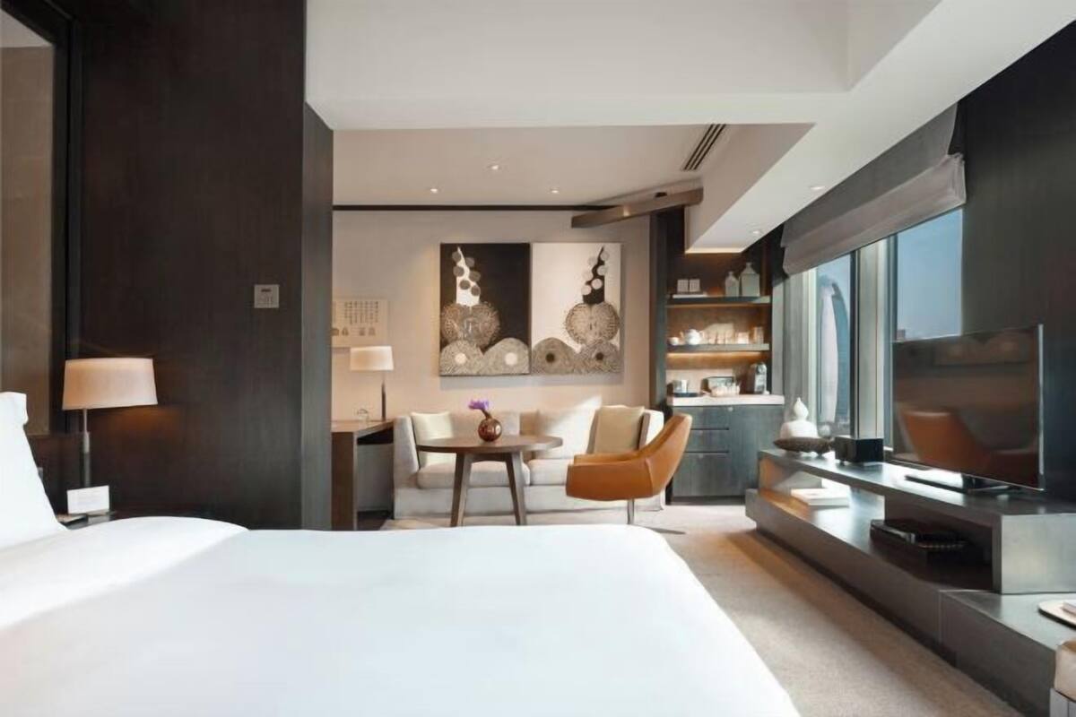 Bộ đồ giường cao cấp, minibar, két bảo mật tại phòng, bàn 