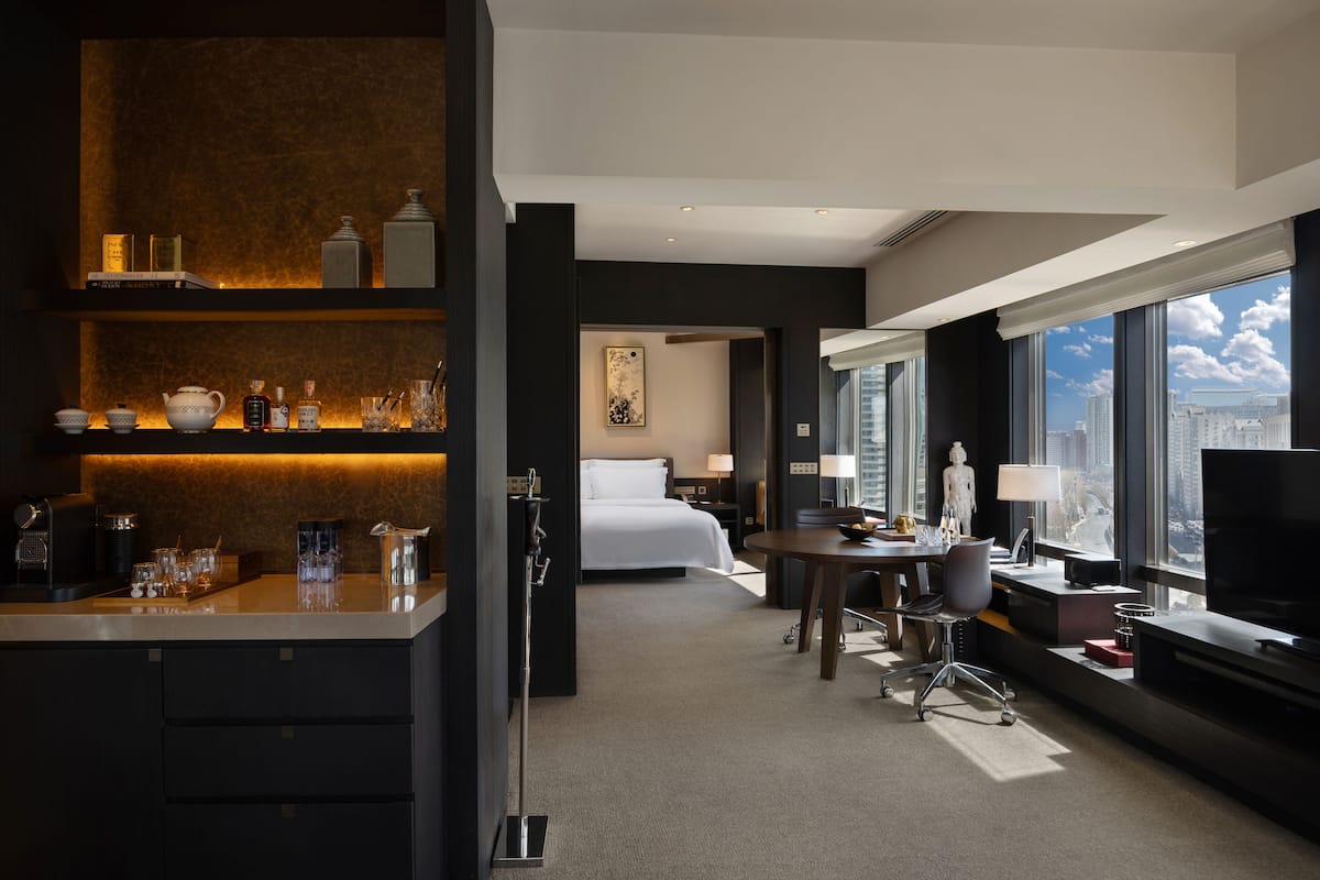 Bộ đồ giường cao cấp, minibar, két bảo mật tại phòng, bàn 