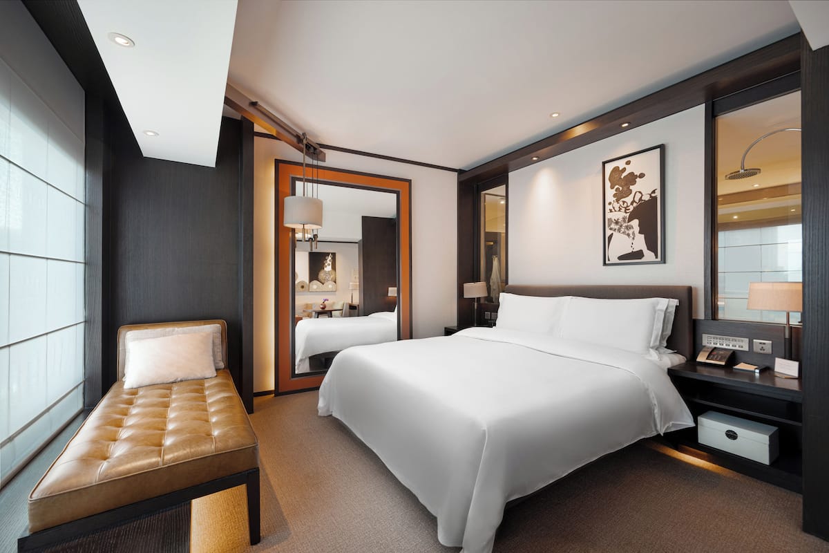 Bộ đồ giường cao cấp, minibar, két bảo mật tại phòng, bàn 