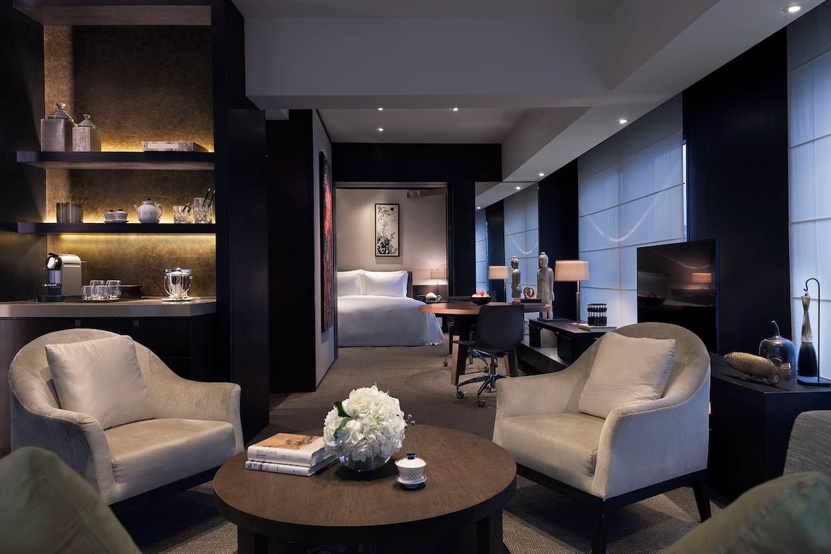 Bộ đồ giường cao cấp, minibar, két bảo mật tại phòng, bàn 