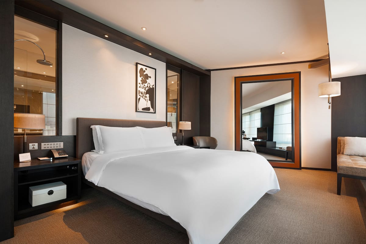 Bộ đồ giường cao cấp, minibar, két bảo mật tại phòng, bàn 