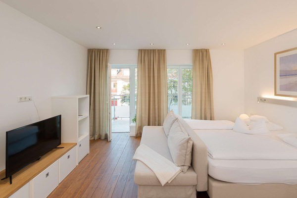Deluxe Apartment, 1 Bedroom | Hypo-allergenic bedding, individually decorated, individually furnished
