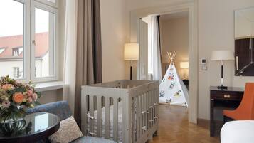 Suite Deluxe, 1 letto king | Biancheria da letto di alta qualità, minibar, una cassaforte in camera