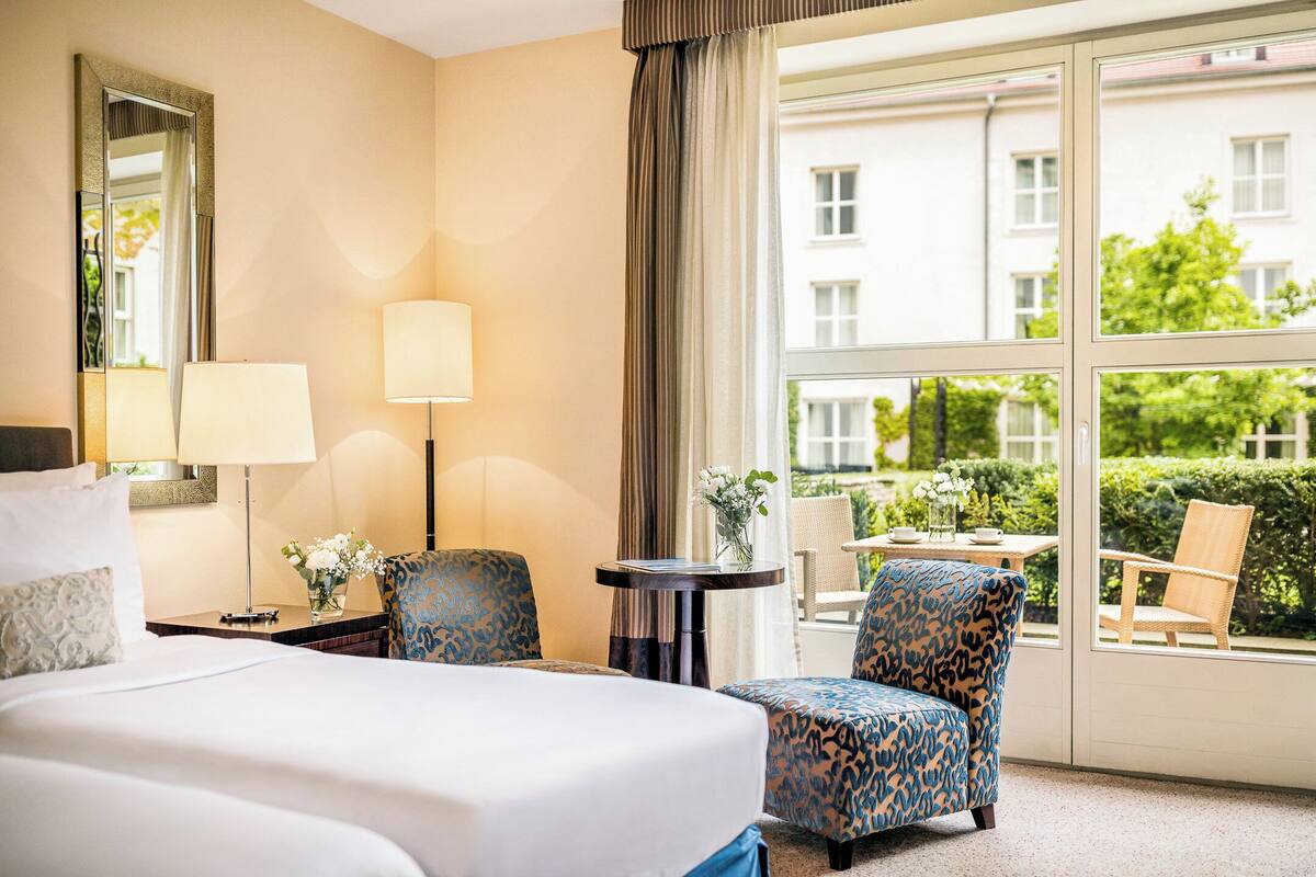 deluxe room, 1 king bed, terrace | premium bedding, minibar, in-room safe, desk