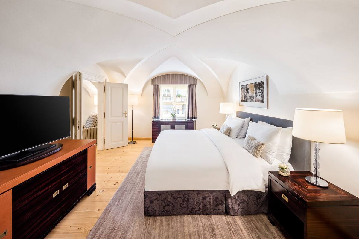 Premium bedding, minibar, in-room safe, desk