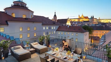 Suite Presidenziale, 1 letto king | Biancheria da letto di alta qualità, minibar, una cassaforte in camera