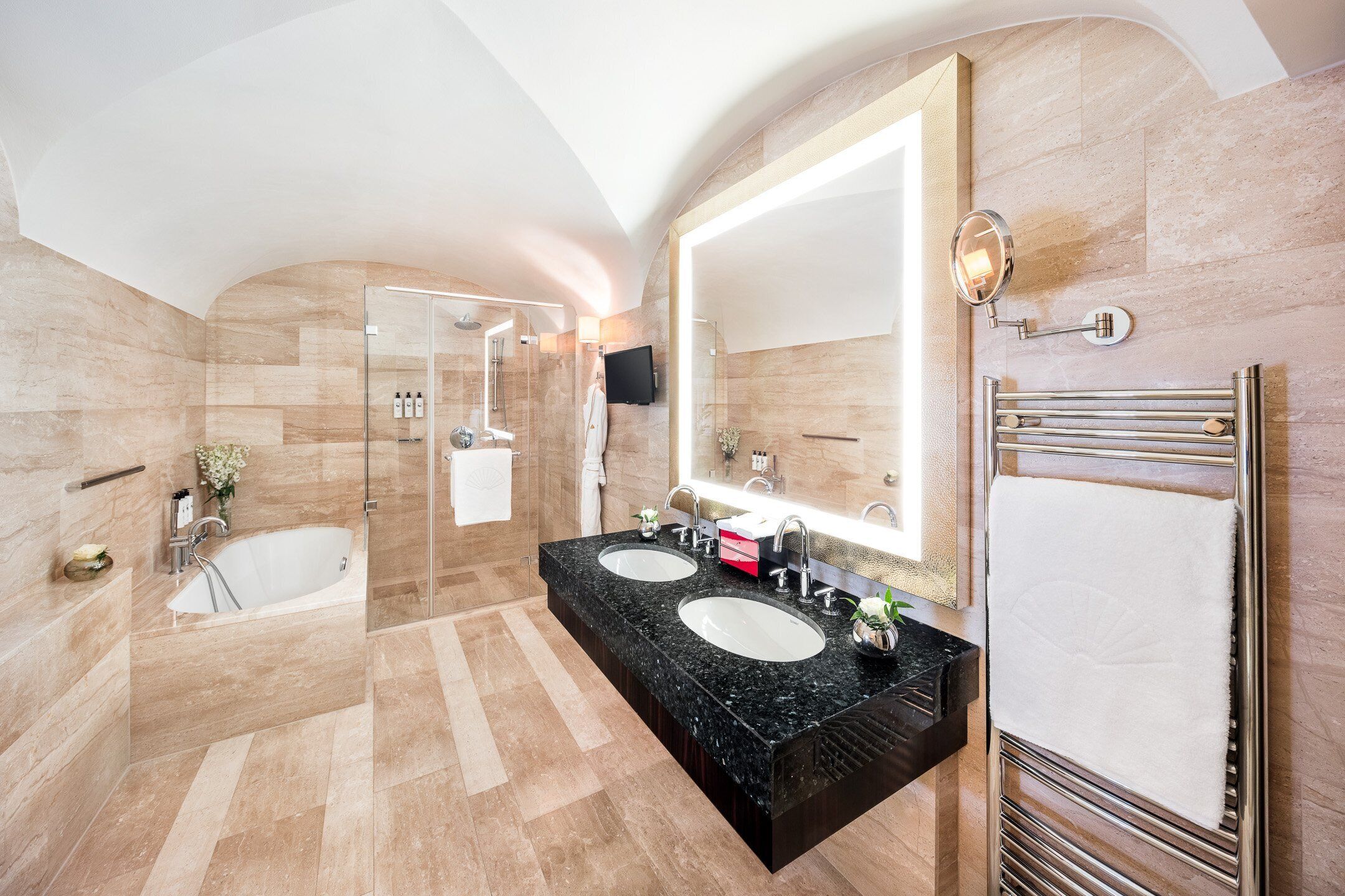 Suite, 1 cama de matrimonio grande (Lazar) | Baño | Ducha y bañera combinadas y bañera profunda