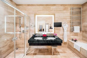 Combined shower/bathtub, deep-soaking bathtub, designer toiletries - Mandarin Oriental, Prague (Prague)