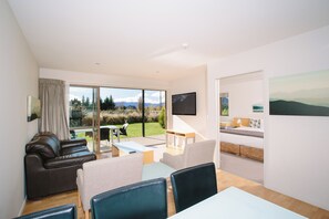 Desk, iron/ironing board, free WiFi, bed sheets - Oakridge Resort Lake Wanaka (Wanaka)