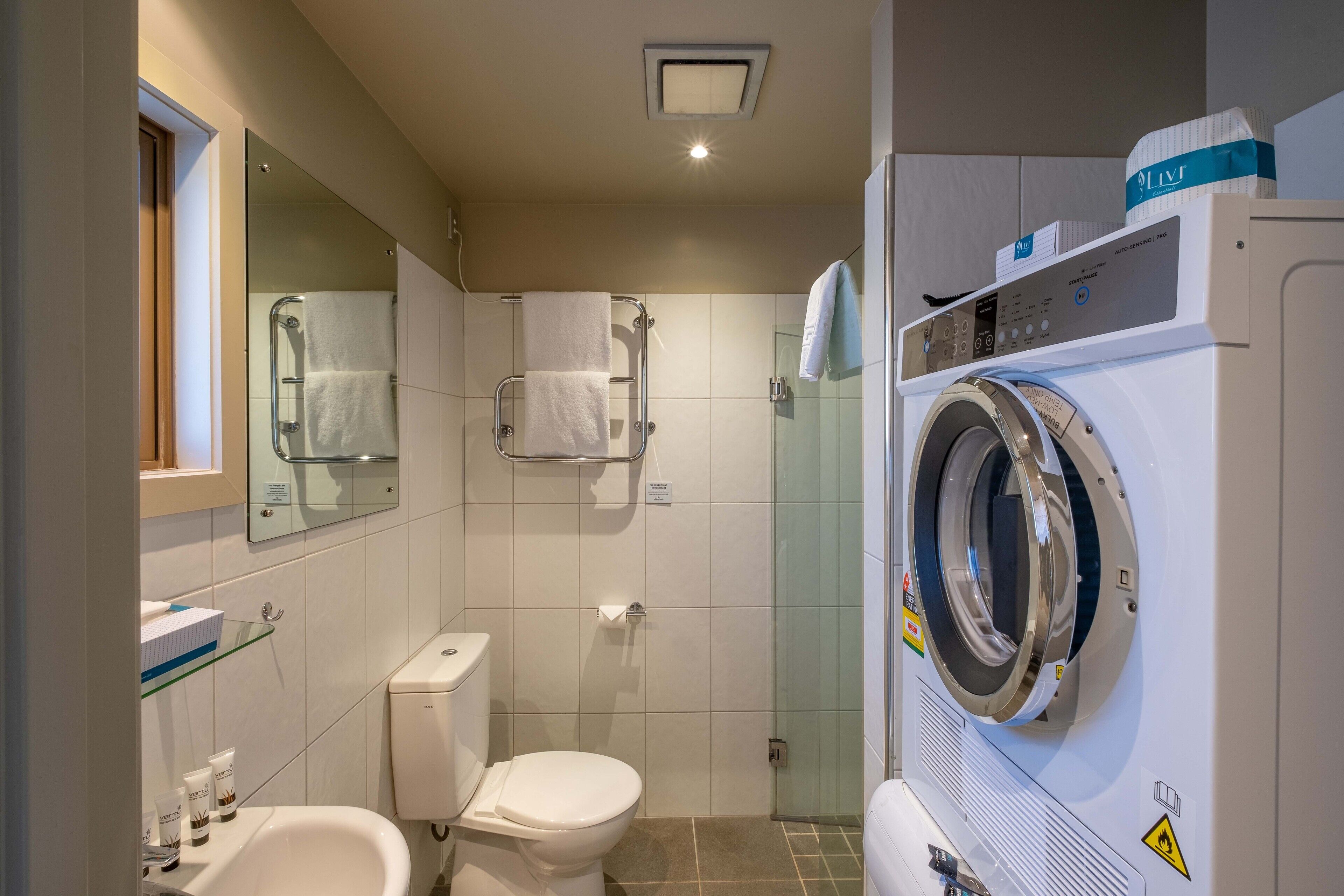 shower, free toiletries, hair dryer, towels