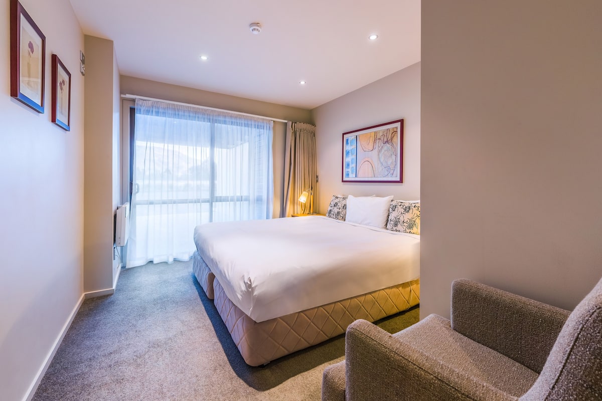 Standard Room (King) | 1 bedroom, desk, iron/ironing board, free WiFi