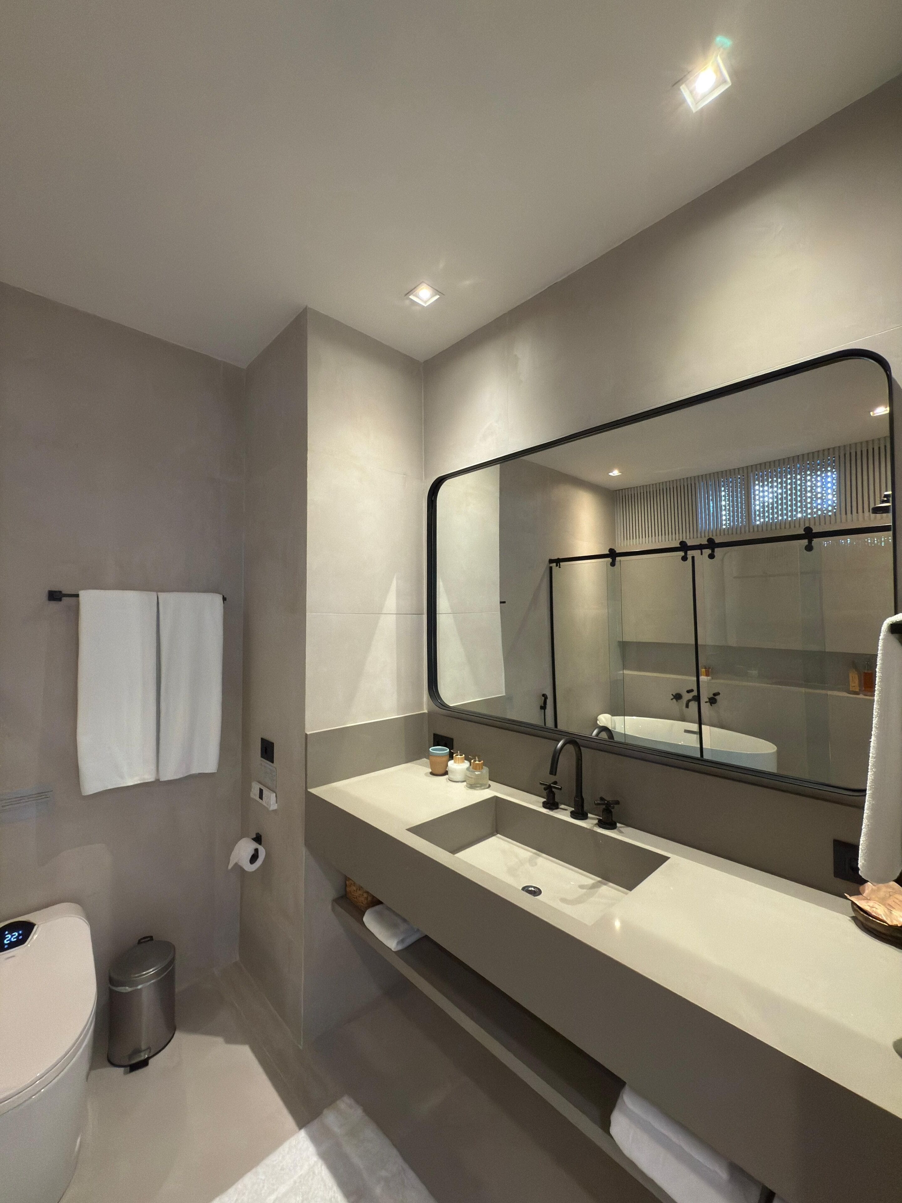 superior triple room | bathroom | combined shower/bathtub, jetted bath, free toiletries, hair dryer