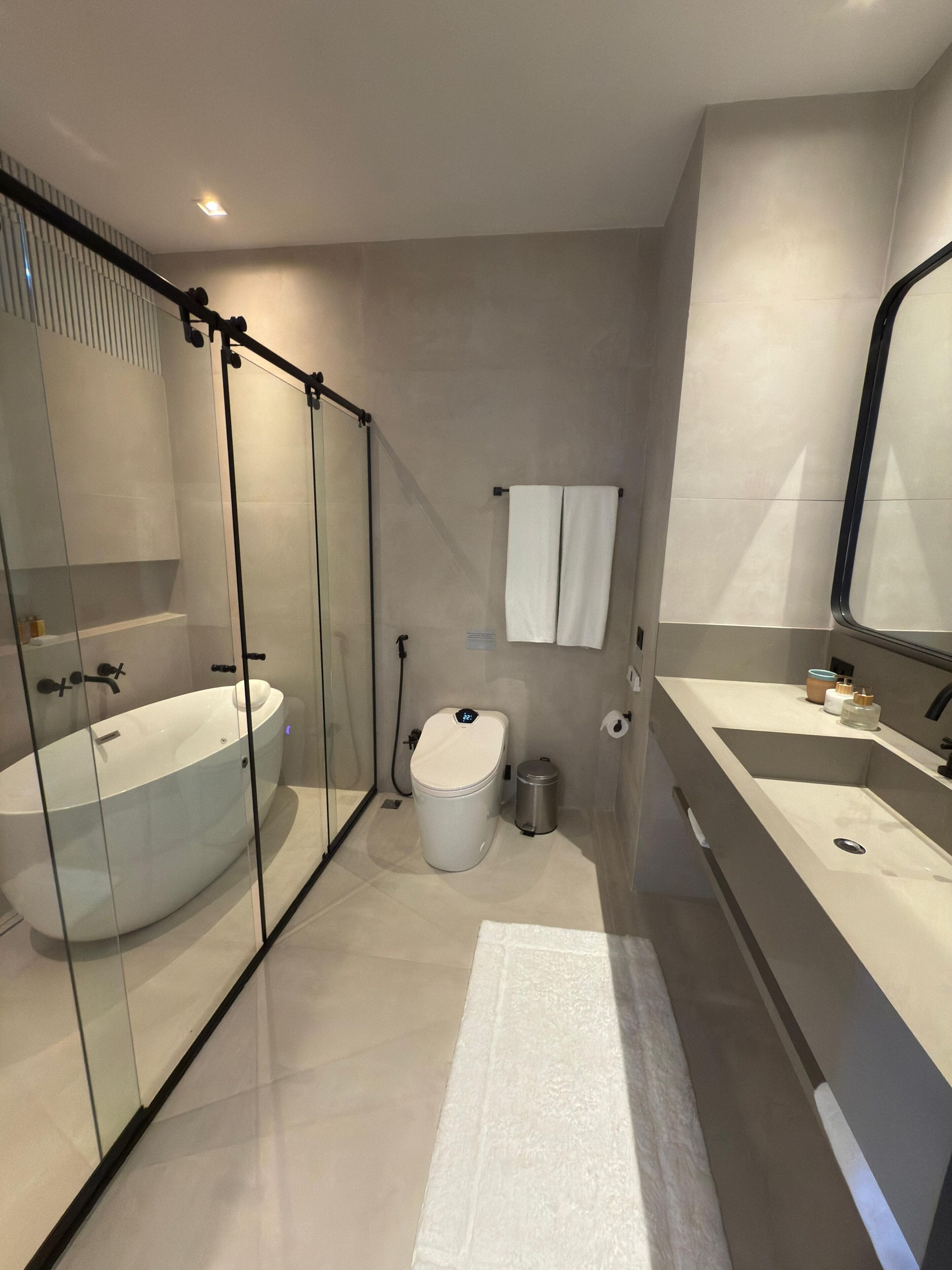superior triple room | bathroom | combined shower/bathtub, jetted bath, free toiletries, hair dryer