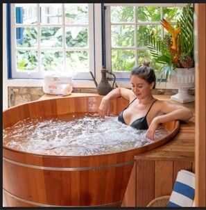 Indoor spa tub