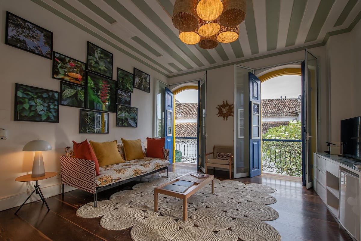 suíte master | living area | 42-inch tv with cable channels