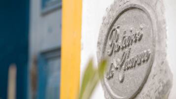A stone plaque with the inscription "Bâtiment de l'Industrie" on a building facade.