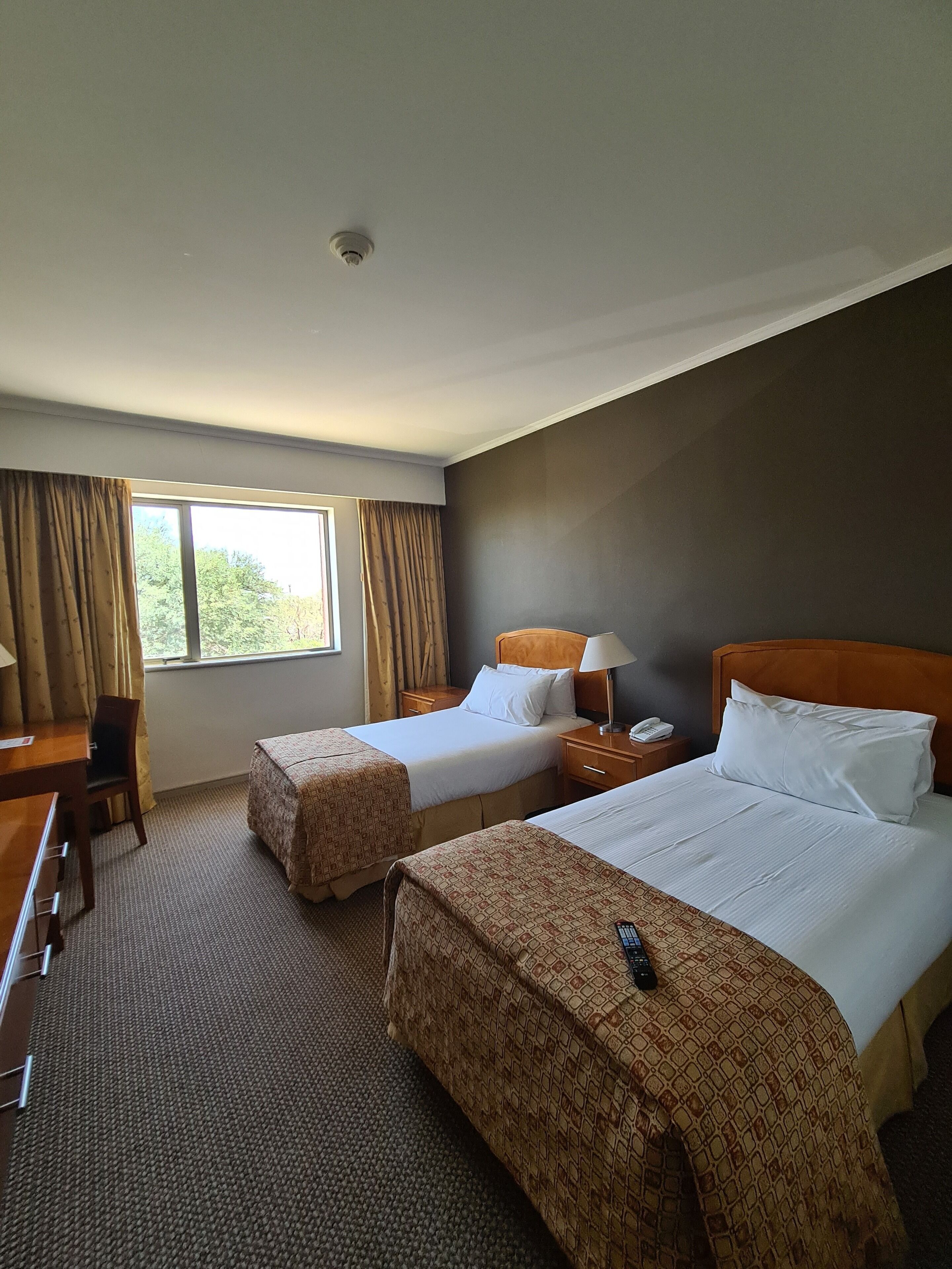 Minibar, caja de seguridad en la habitación y escritorio 