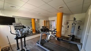 A gym with treadmills, elliptical machines, and weightlifting equipment. - Hotel Agua del Desierto (Calama)