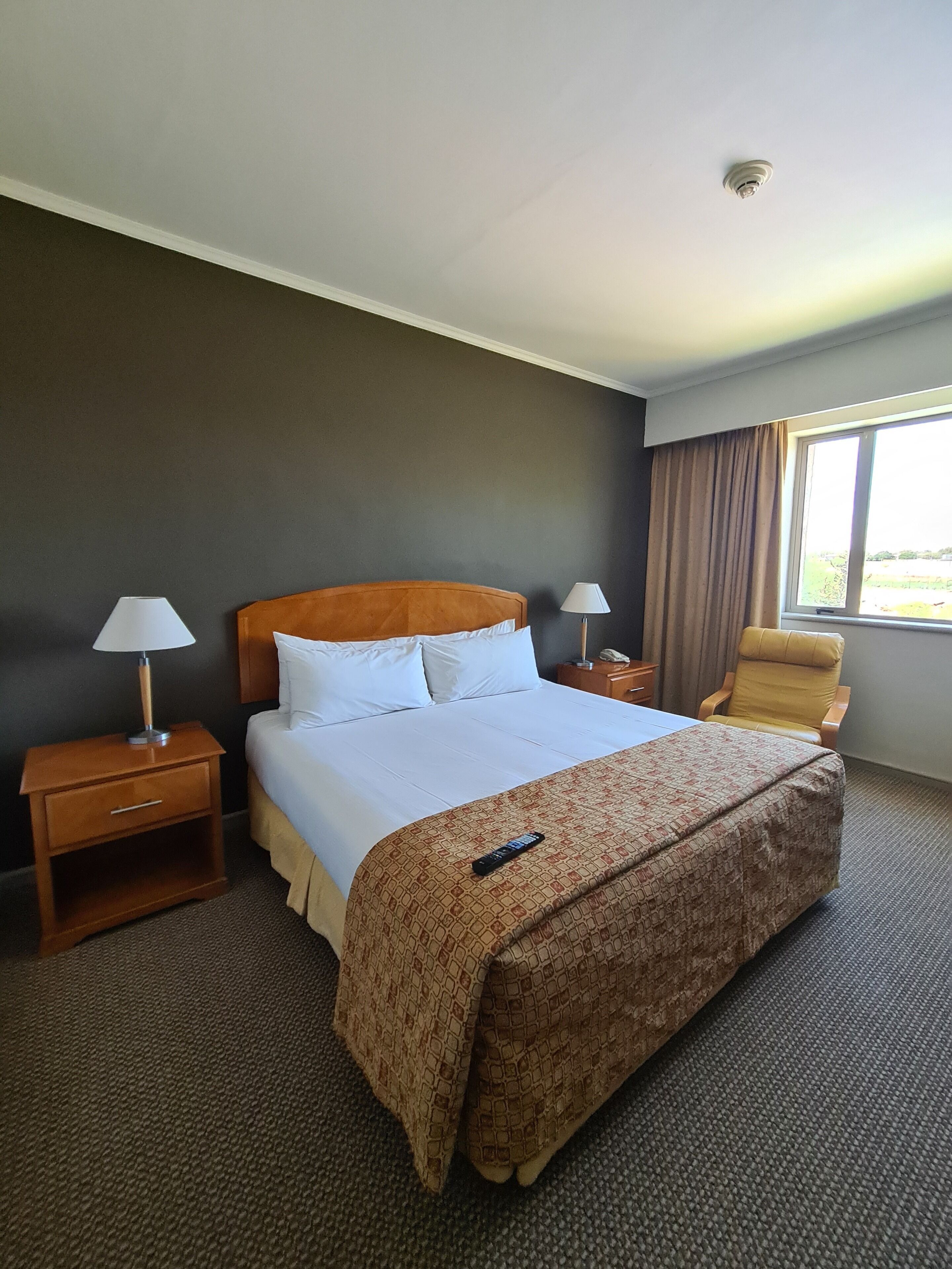 Minibar, caja de seguridad en la habitación y escritorio 