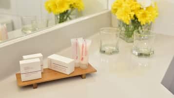 Een minibar, een kluis op de kamer, een bureau, geluiddichte muren