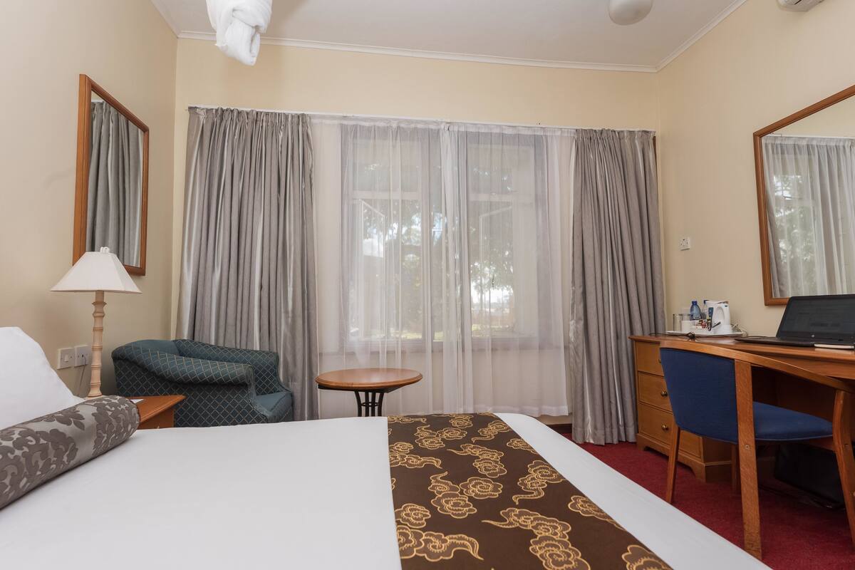 Minibar, soundproofing, free WiFi