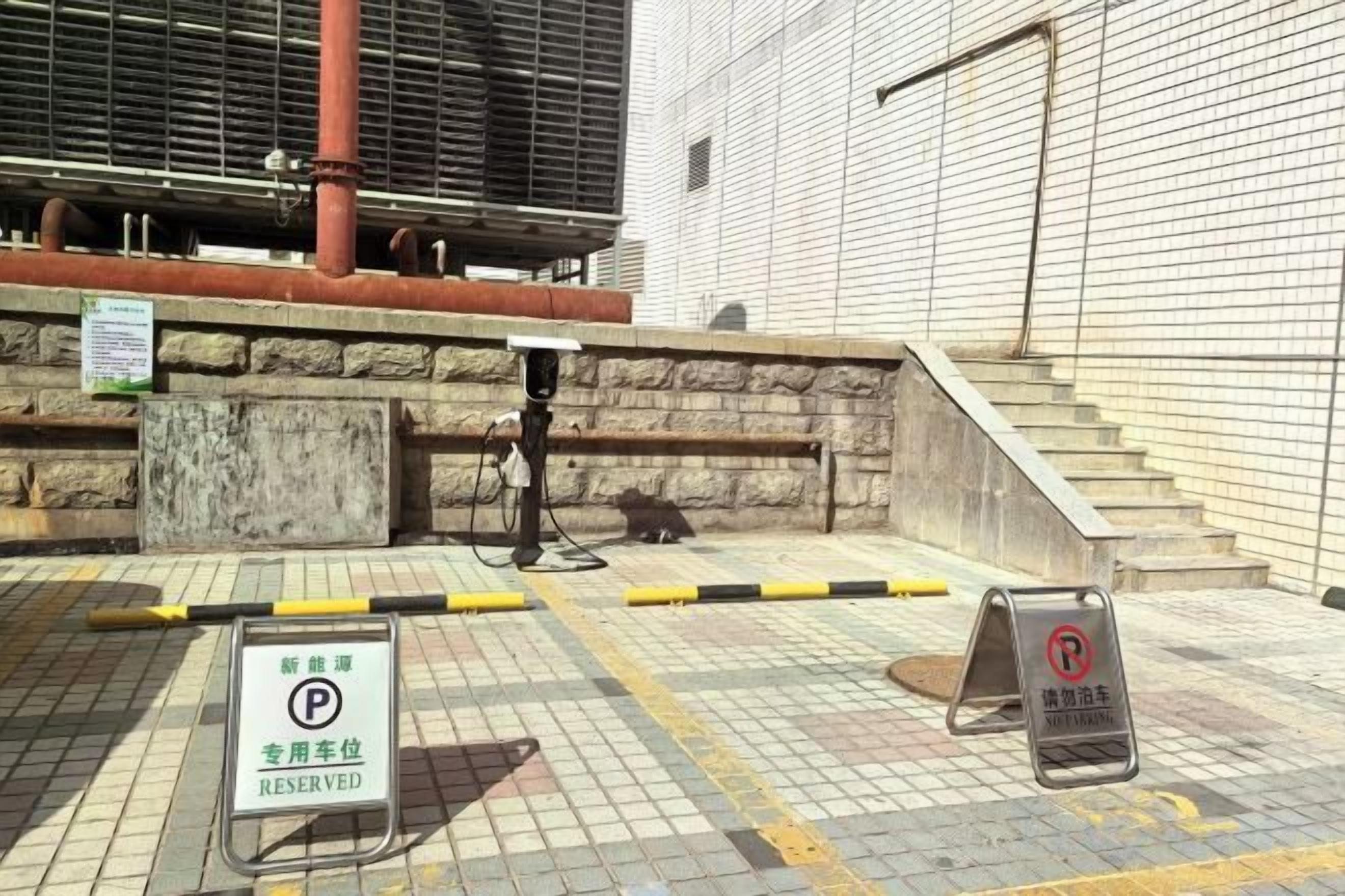 Un área de estacionamiento con un cartel que indica espacios reservados.