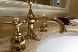 Bathroom - Golden Lun Hotel (Lanzhou)