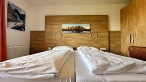 Ropa de cama hipoalergénica, escritorio y tabla de planchar con plancha