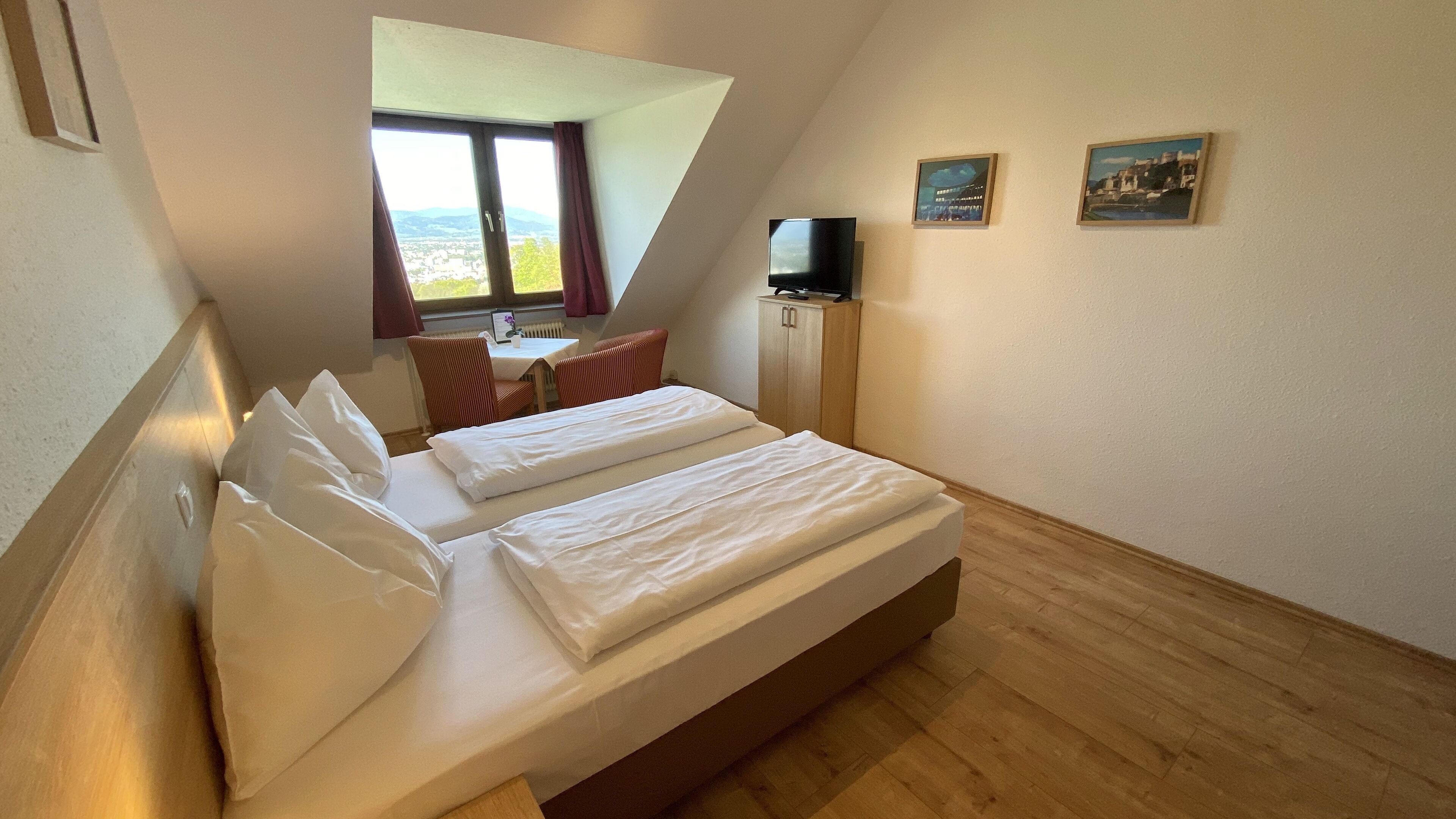 double room, 1 king bed, city view | hypo-allergenic bedding, desk, iron/ironing board, cots/infant beds