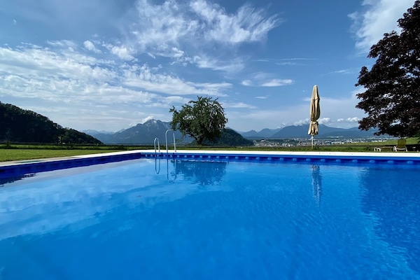 Piscina all'aperto, lettini