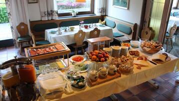 Desayuno buffet todos los días (con cargo)