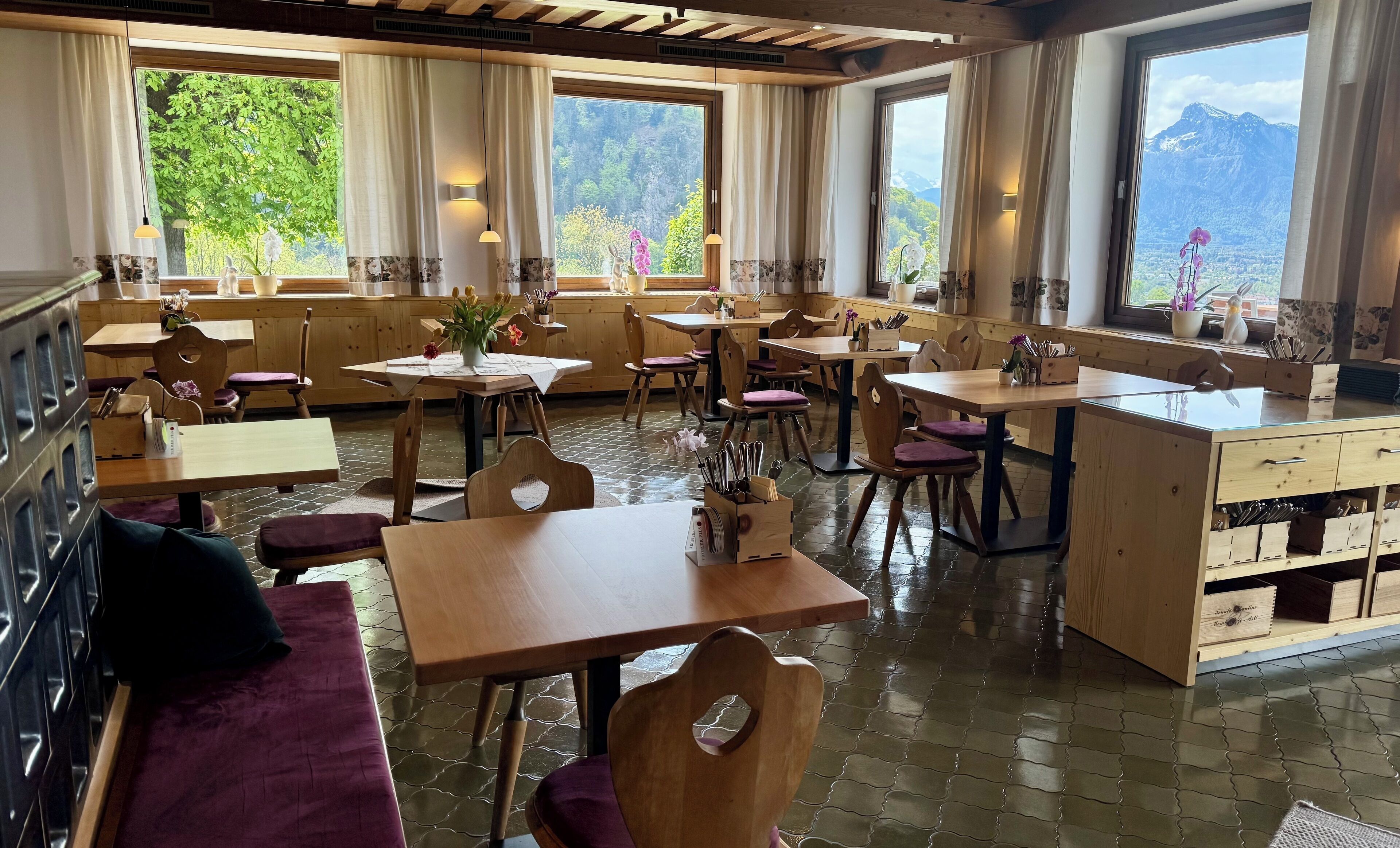 Dinner served, local cuisine, alfresco dining 