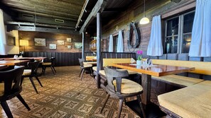 Se sirven cenas y cocina local, restaurante con mesas al aire libre 