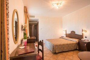 Minibar, Zimmersafe, Schreibtisch, Verdunkelungsvorhänge