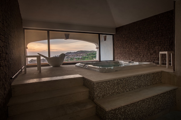 Indoor spa tub