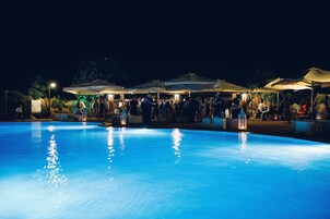 Piscina externa, guarda-sóis, espreguiçadeiras