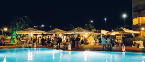 Piscine extérieure, parasols de plage, chaises longues