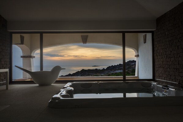 Indoor spa tub