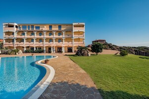 Piscina externa, guarda-sóis, espreguiçadeiras