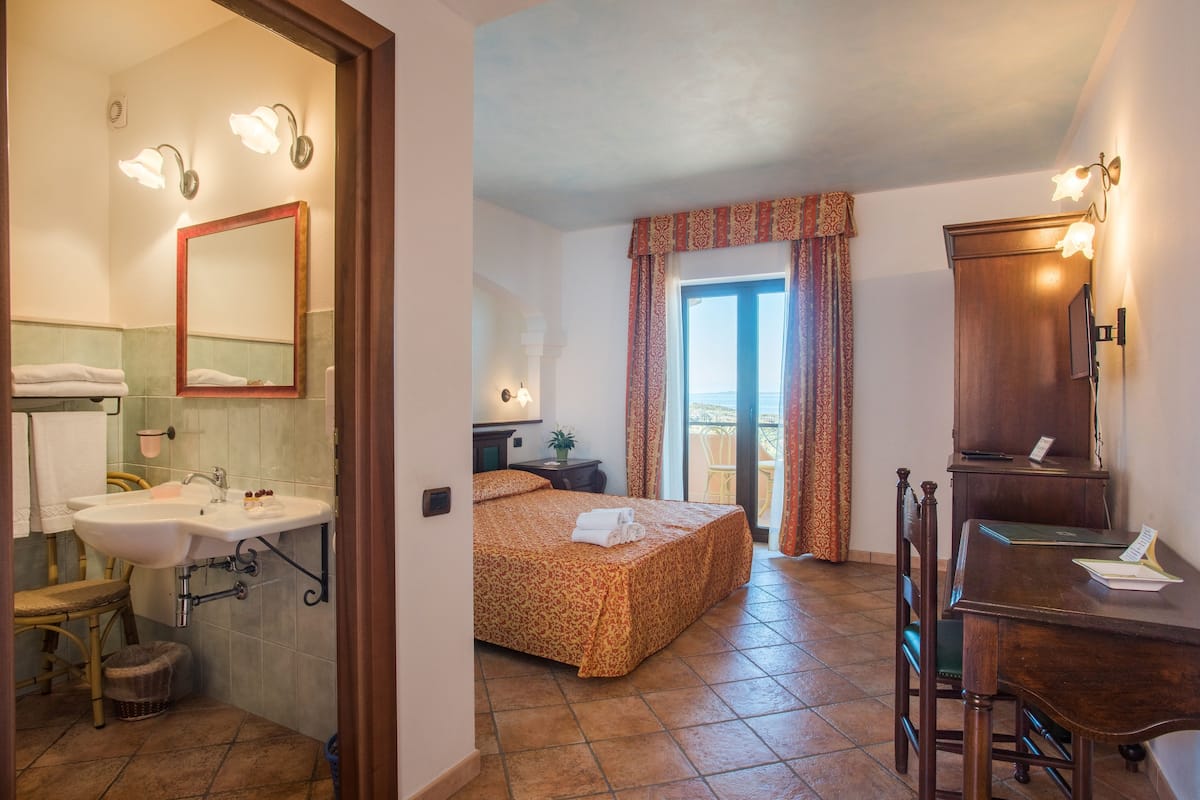 minibar, in-room safe, desk, blackout curtains