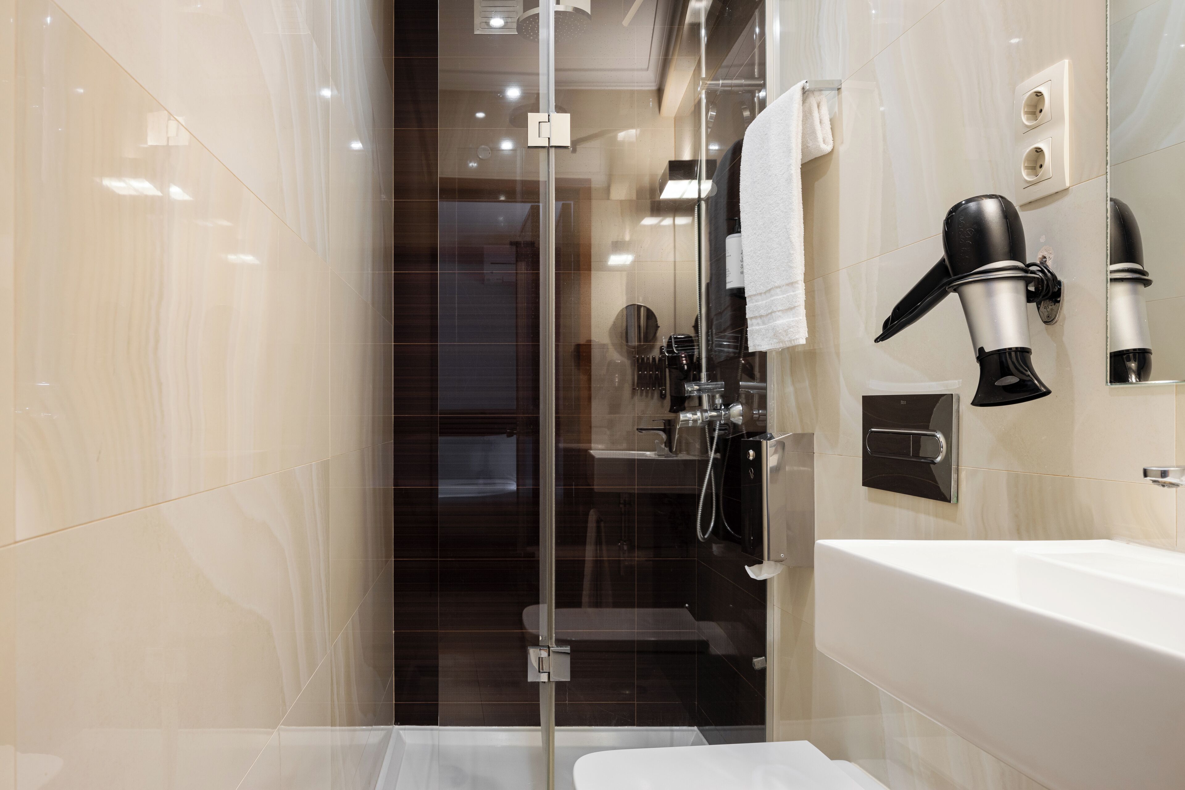 Single Room | Bathroom | Shower, free toiletries, hair dryer, towels